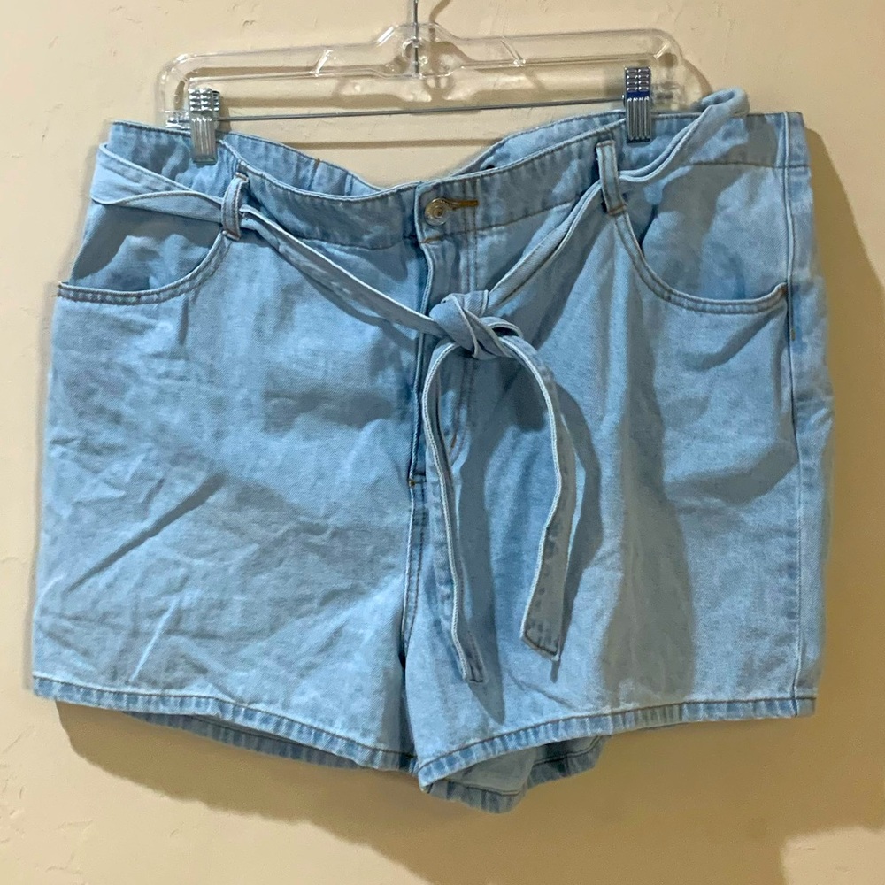 Belted jeans. Light wash.
